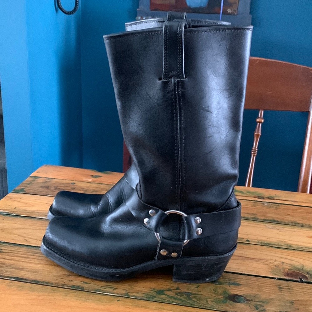 FRYE HARNESS BOOTS LIKE NEW